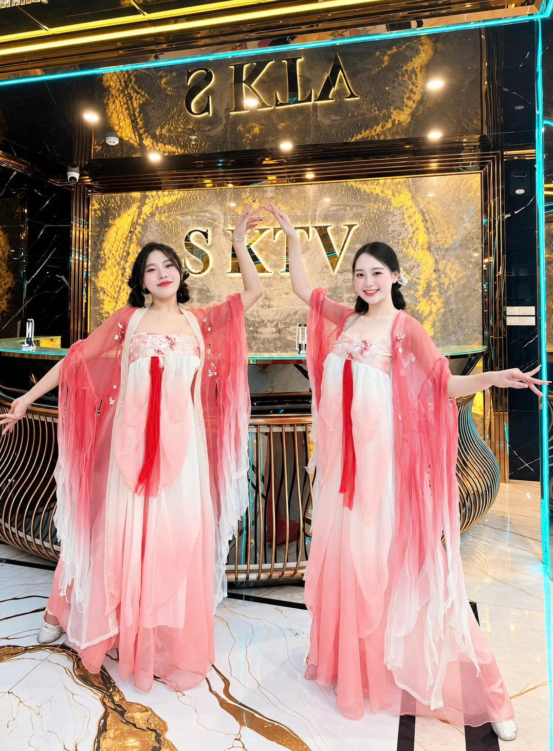 Đội ngũ tiếp đón chuyên nghiệp, nụ cười rạng rỡ tại Karaoke Hanoi Lounge