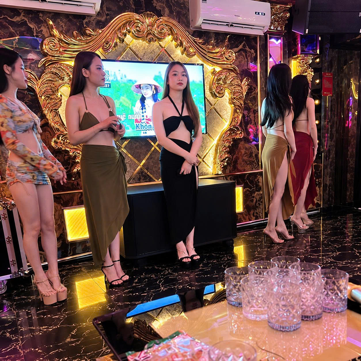 Đội ngũ PR và Hostess chuyên nghiệp, duyên dáng tại Karaoke Hanoi Lounge
